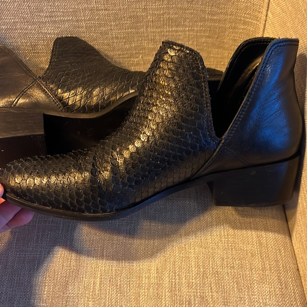 Kaanas black alligator booties size 8